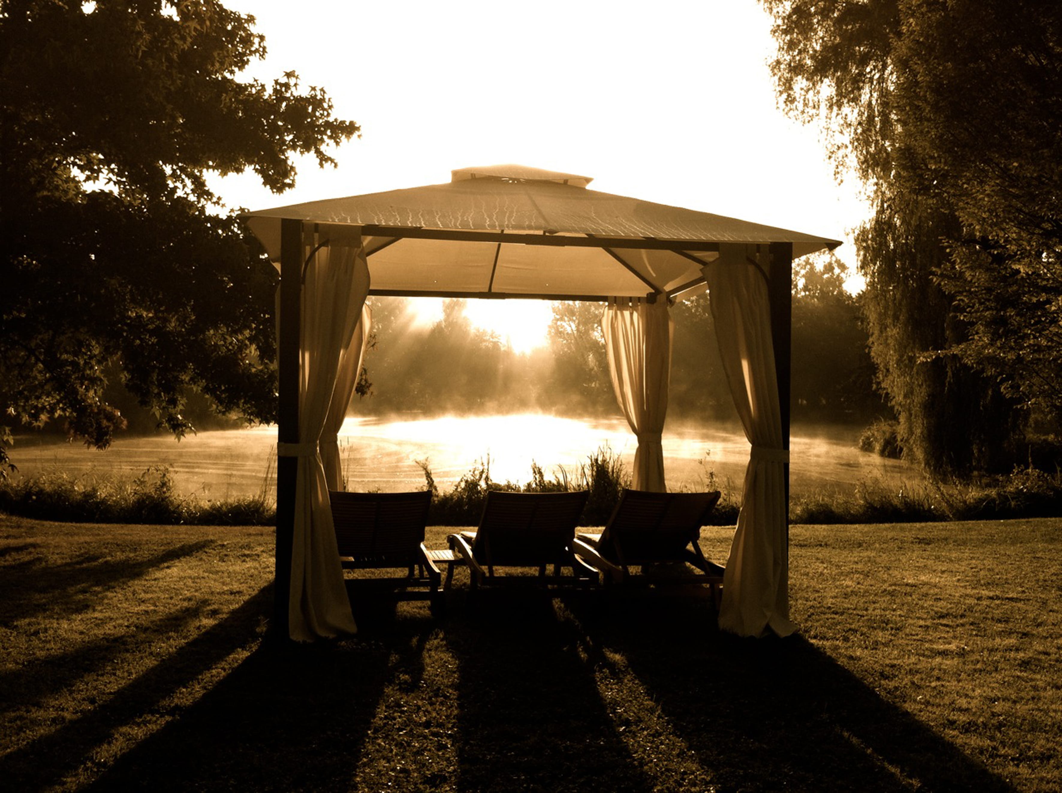 Liegen am See im Morgengrauen